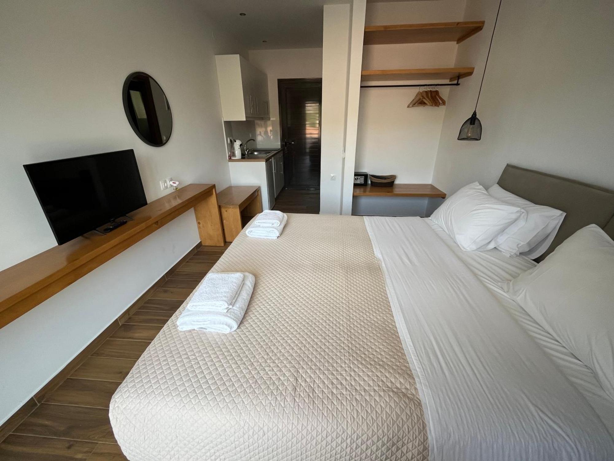 Golden Evelyn Aparthotel Ajía Paraszkeví Kültér fotó